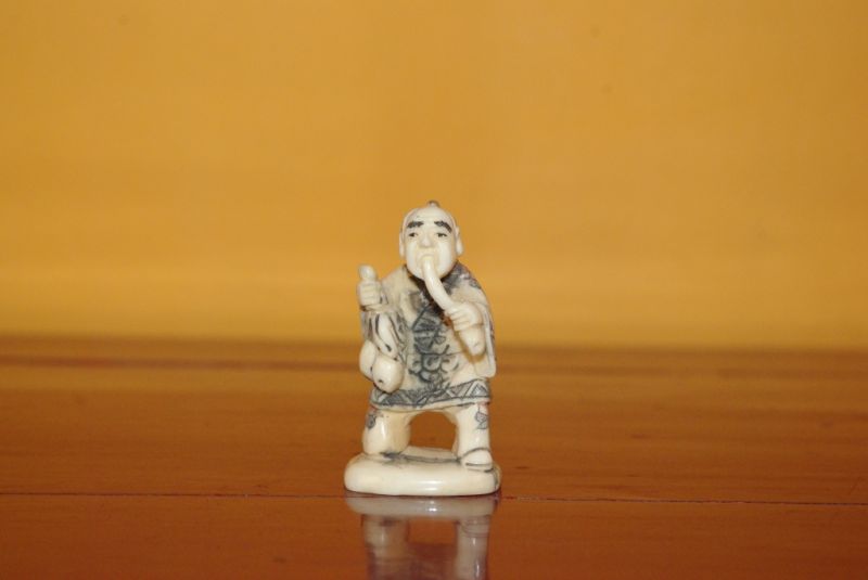 Chinesisches Netsuke aus Knochen Junge Raucher 2