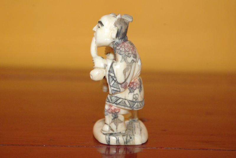 Chinesisches Netsuke aus Knochen Junge Raucher 3