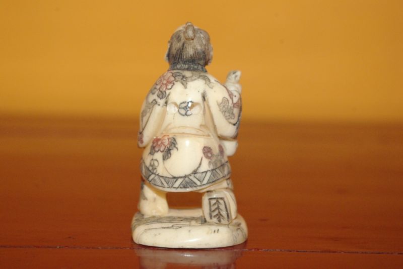 Chinesisches Netsuke aus Knochen Junge Raucher 4