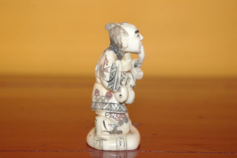 Chinesisches Netsuke aus Knochen Junge Raucher 5