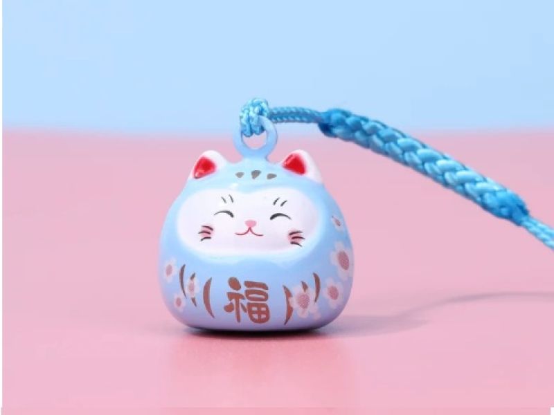 Clochette Maneki-neko bleu ciel en métal - Porte-bonheur japonais