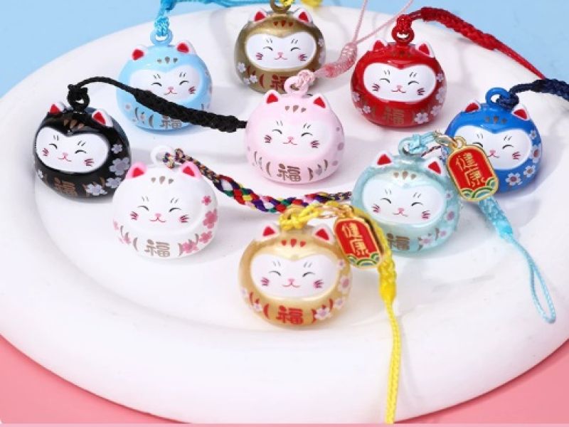 Cliquez sur la vignette pour agrandir et survolez la photo pour zoomer Clochette Maneki-neko bleu ciel en métal - Porte-bonheur japonais 2