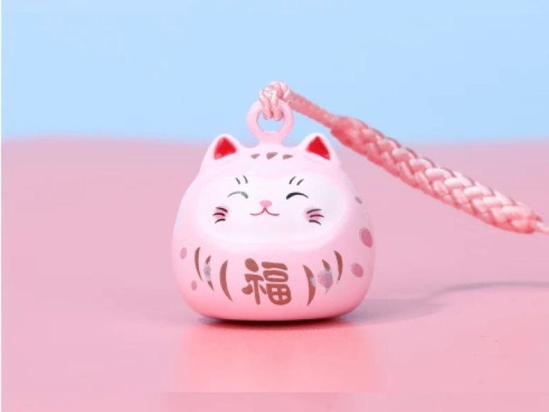 Clochette Maneki-neko rose en métal - Porte-bonheur japonais