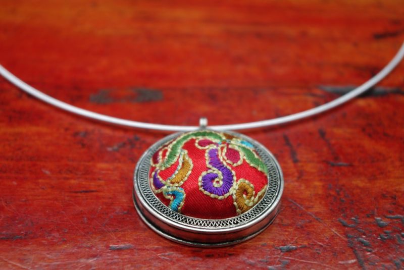 Collier Ethnique Broderie Rond Rouge