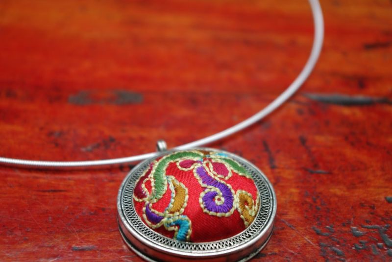 Collier Ethnique Broderie Rond Rouge 5