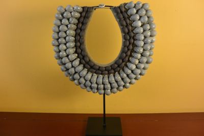 Collier Indonésie Noix de bétel et coquillages Collier Indonésie Noix de bétel et coquillages