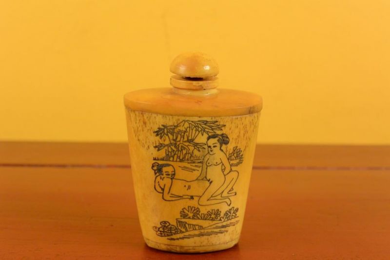 Erotica Snuff Box and Snuff Bottle Kamasutra 1