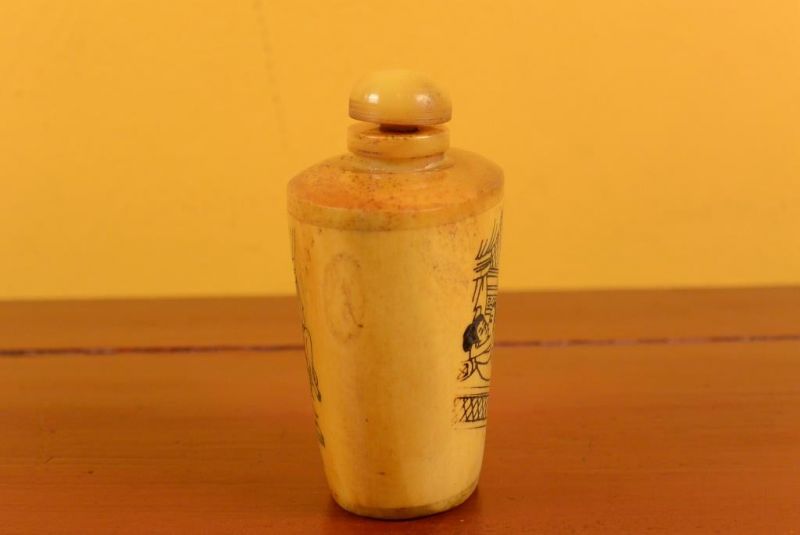 Erotische Schnupftabakflasche aus Knochen - Kamasutra 1 2