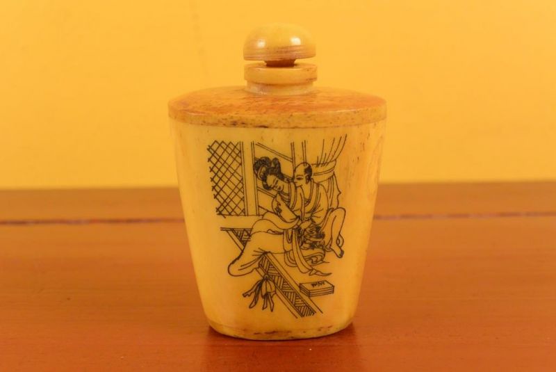 Erotische Schnupftabakflasche aus Knochen - Kamasutra 1 3