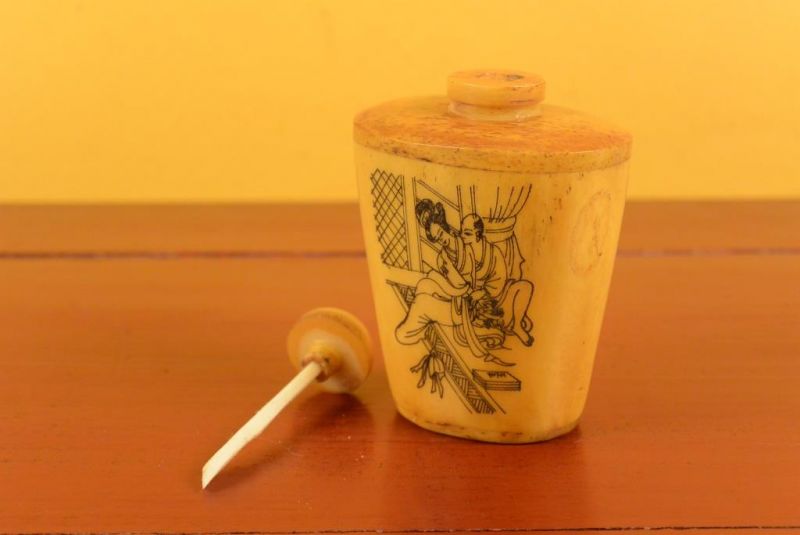 Erotische Schnupftabakflasche aus Knochen - Kamasutra 1 4