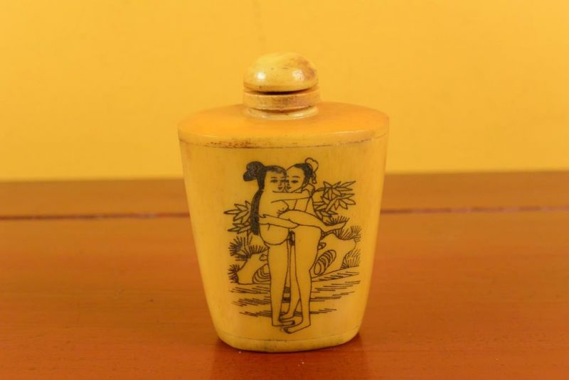 Erotische Schnupftabakflasche aus Knochen - Kamasutra 3 3