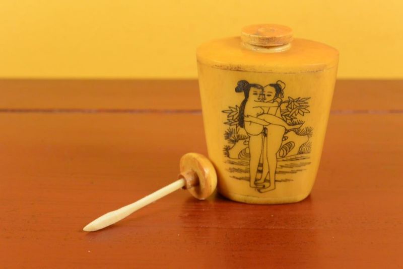 Erotische Schnupftabakflasche aus Knochen - Kamasutra 3 5