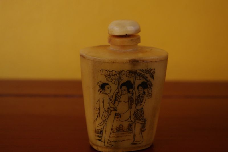 Erotische Schnupftabakflasche aus Knochen Kamasutra 3 2