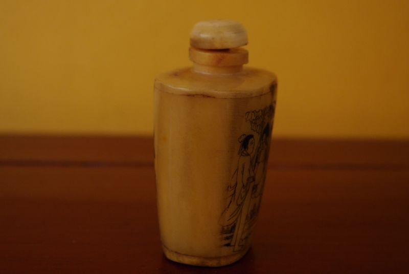 Erotische Schnupftabakflasche aus Knochen Kamasutra 3 4