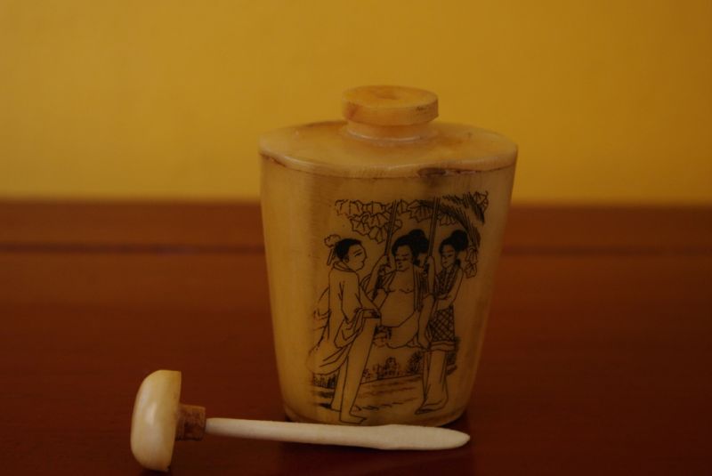 Erotische Schnupftabakflasche aus Knochen Kamasutra 3 5