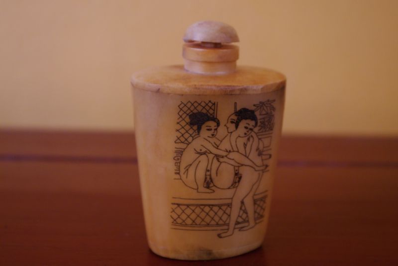 Erotische Schnupftabakflasche aus Knochen Kamasutra 4 2