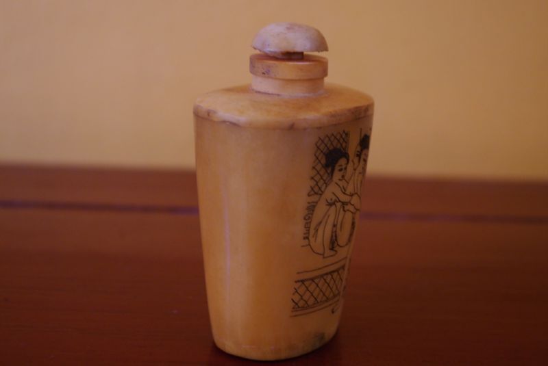 Erotische Schnupftabakflasche aus Knochen Kamasutra 4 3