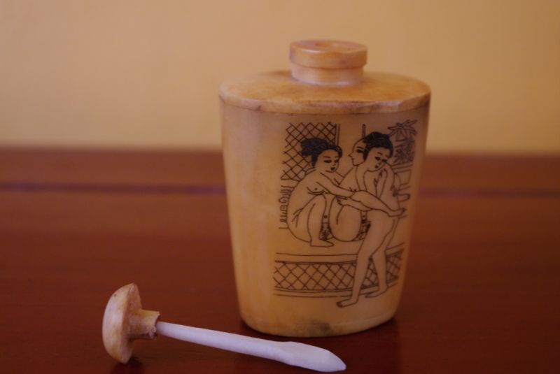 Erotische Schnupftabakflasche aus Knochen Kamasutra 4 5
