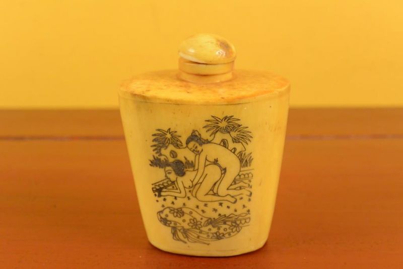 Erotische Schnupftabakflasche aus Knochen - Kamasutra 5 3
