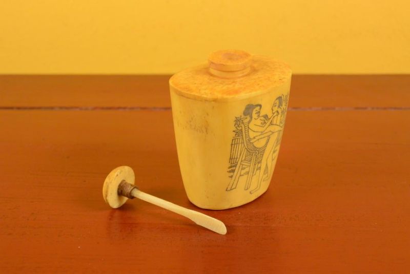Erotische Schnupftabakflasche aus Knochen - Kamasutra 5 5