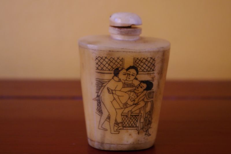 Erotische Schnupftabakflasche aus Knochen Kamasutra 5 2
