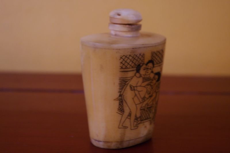 Erotische Schnupftabakflasche aus Knochen Kamasutra 5 3