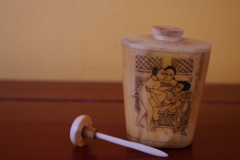 Erotische Schnupftabakflasche aus Knochen Kamasutra 5 5