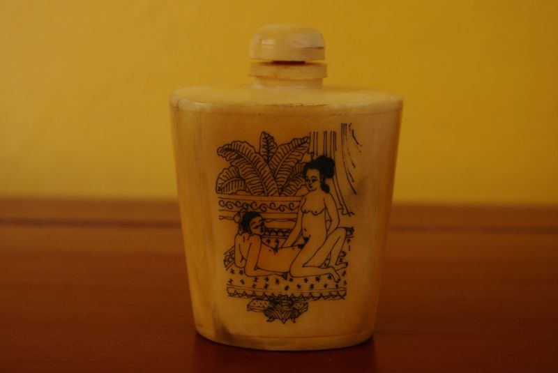 Erotische Schnupftabakflasche aus Knochen Kamasutra 6 2