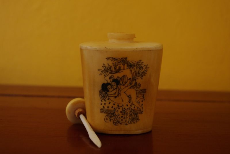Erotische Schnupftabakflasche aus Knochen Kamasutra 6 5