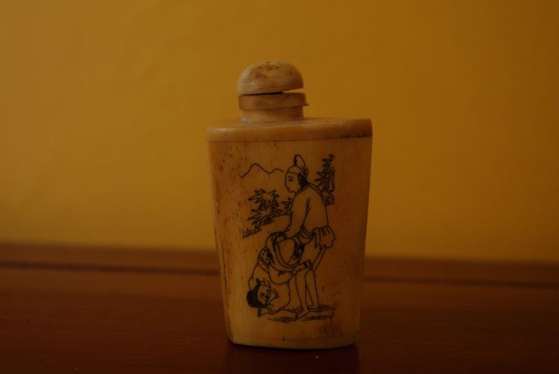 Erotische Schnupftabakflasche aus Knochen Liebe 2 2