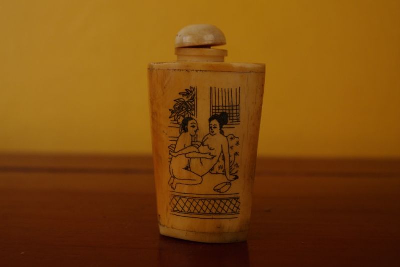 Erotische Schnupftabakflasche aus Knochen Liebe 3 3