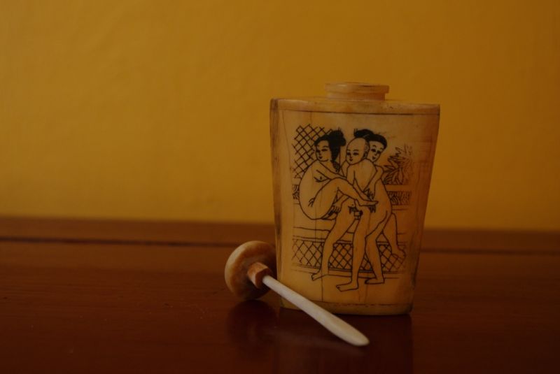 Erotische Schnupftabakflasche aus Knochen Liebe 3 5