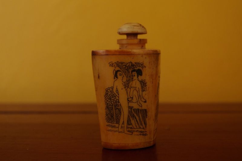 Erotische Schnupftabakflasche aus Knochen Liebe 4 3