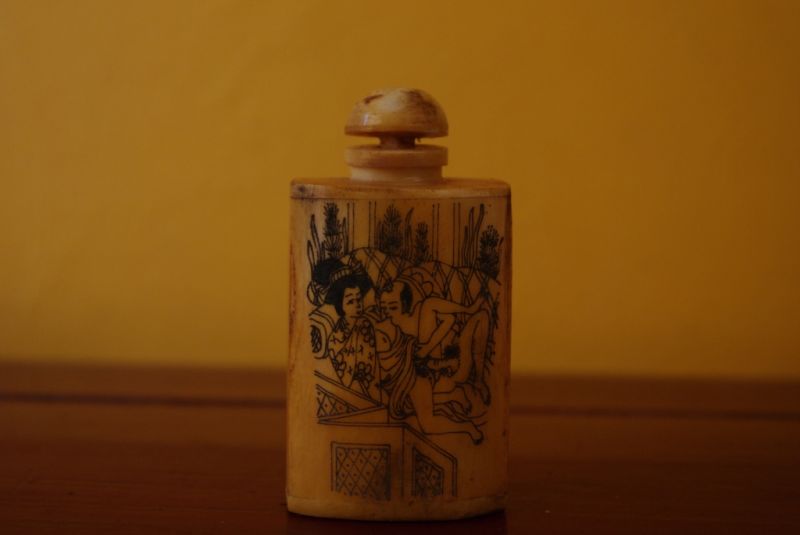 Erotische Schnupftabakflasche aus Knochen Liebe 2