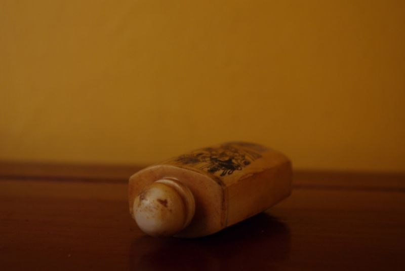 Erotische Schnupftabakflasche aus Knochen Liebe 4