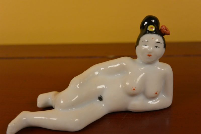 Erotische Schnupftabakflasche Nackte Frau liegend 2