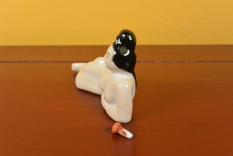 Erotische Schnupftabakflasche Nackte Frau liegend 4