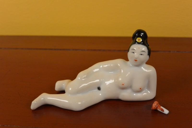 Erotische Schnupftabakflasche Nackte Frau liegend 5