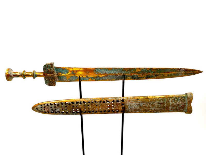 Espada de teatro chino en su soporte de exhibición - Bronce 2