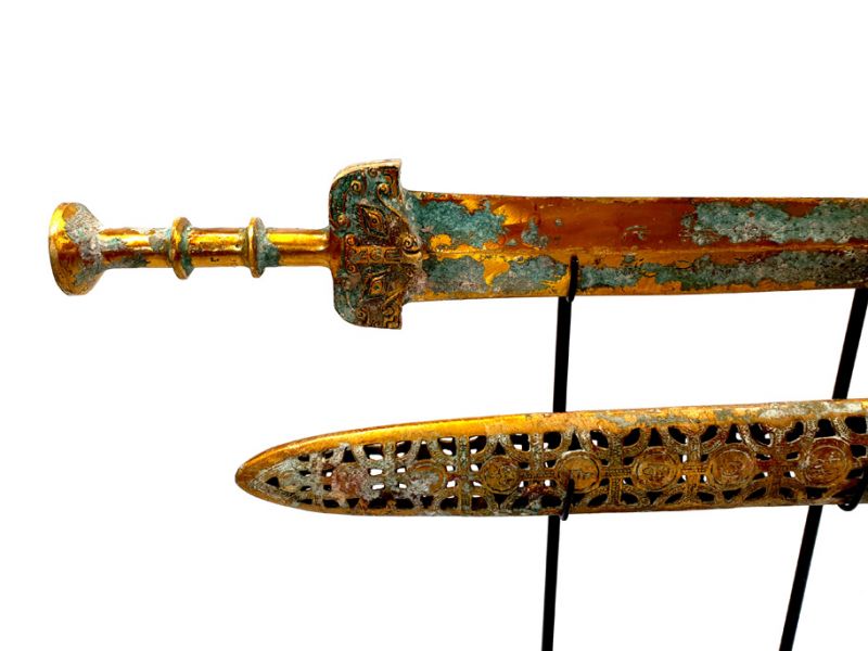Espada de teatro chino en su soporte de exhibición - Bronce 3