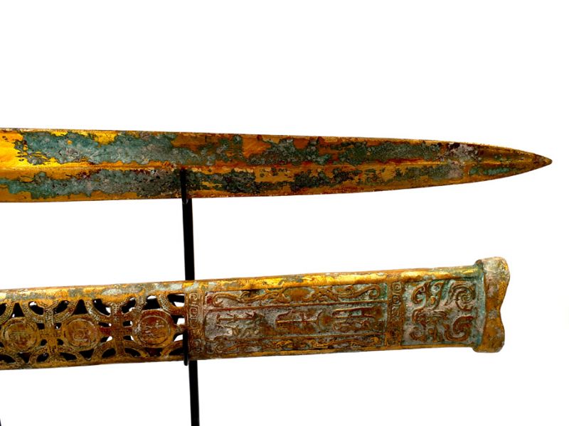 Espada de teatro chino en su soporte de exhibición - Bronce 4