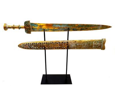 Espada de teatro chino en su soporte de exhibición - Bronce