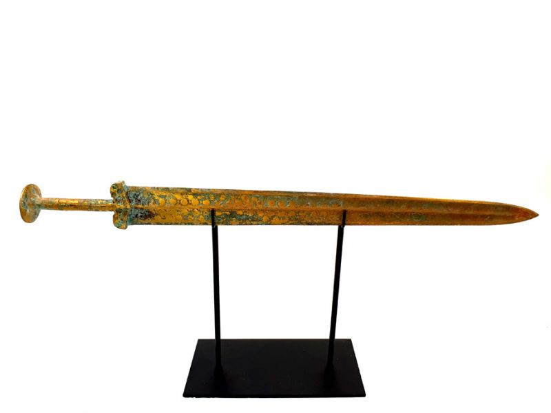 Espada de teatro chino en su soporte de exhibición - Encaje 1