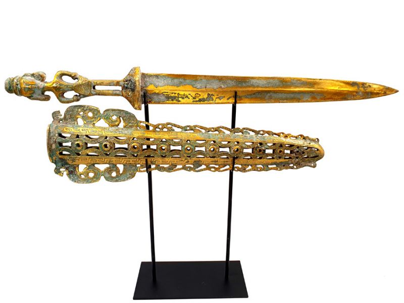 Espada de teatro chino en su soporte de exhibición - Espada con estuche 1