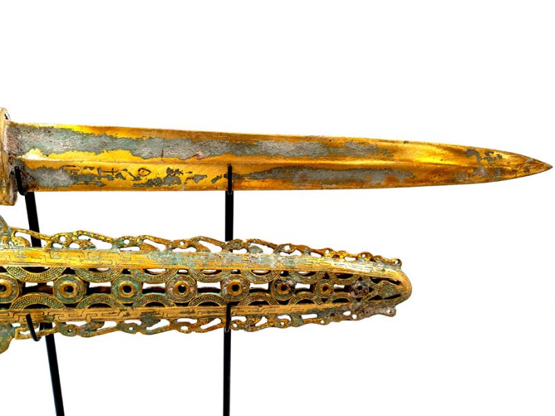 Espada de teatro chino en su soporte de exhibición - Espada con estuche 4