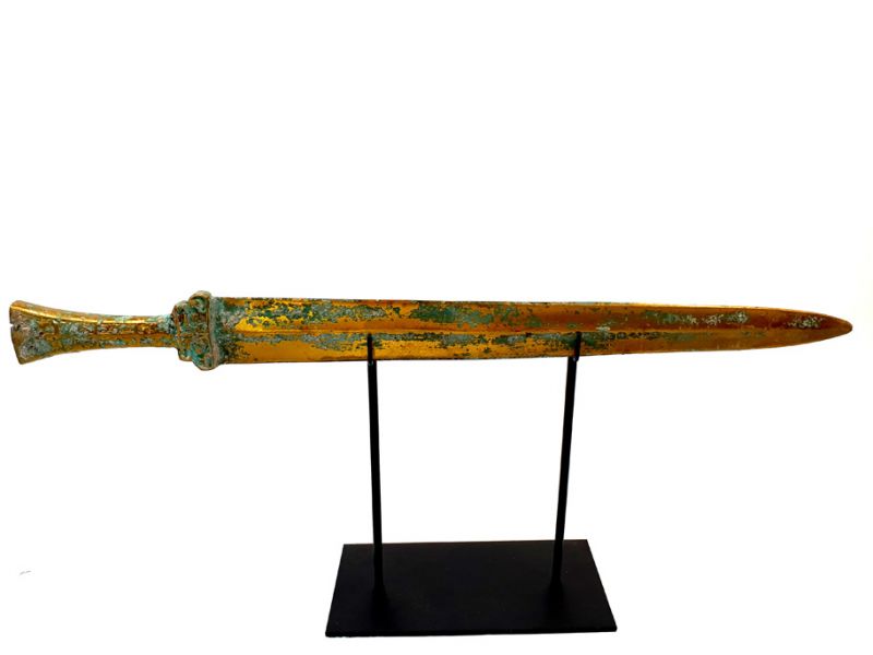 Espada de teatro chino en su soporte de exhibición - Guerrero 1