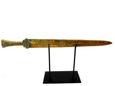 Espada de teatro chino en su soporte de exhibición - Guerrero