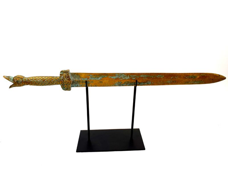 Espada de teatro chino en su soporte de exhibición - Pato 1