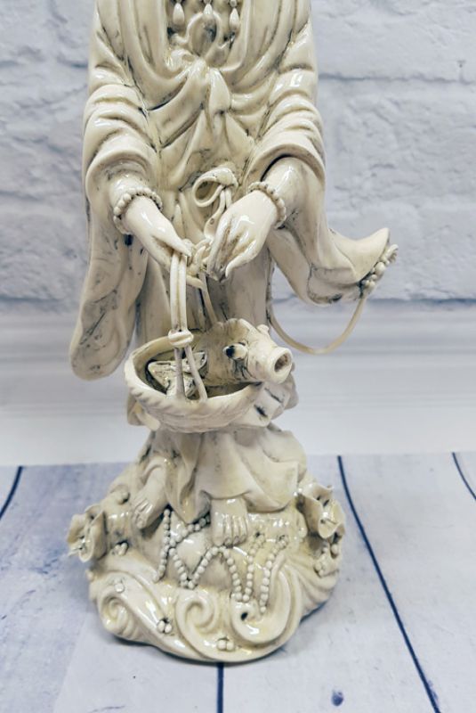 Estatua China Blanca - Porcelana Dehua - Diosa de pie con su cesta 2