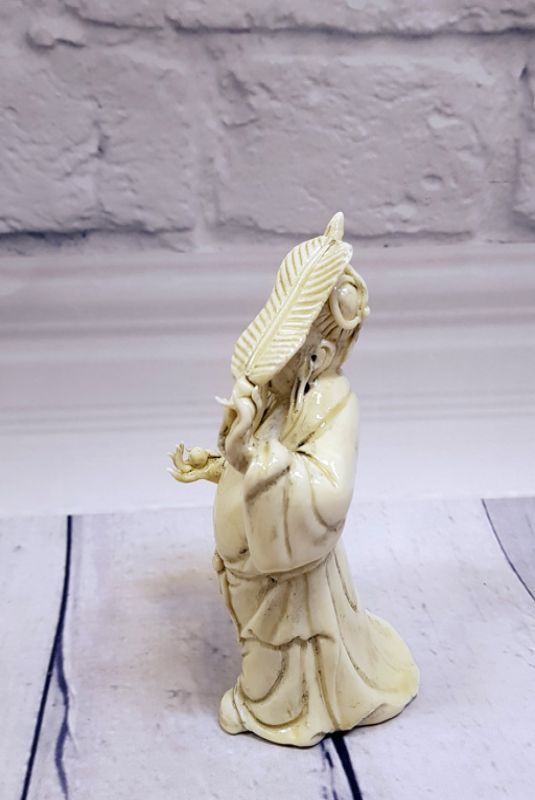 Estatua China Blanca - Porcelana Dehua - Hombre y la hoja 3